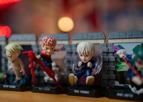 Expositor caja sorpresa Yume Jujutsu Kaisen Capsulas misteriosas 12 unidades surtidas. 9,5 cm